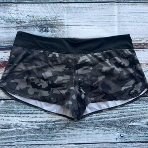 Nike Women's digital Camo Black and Gray Athletic Shorts EUC